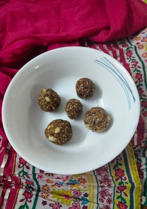 A picture of Mungphali til laddu.