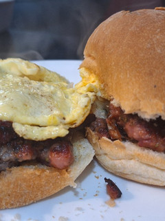 Una foto de Hamburguesa con chorizo