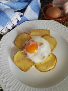 Una foto de Flor de patata con huevo, bacon y queso