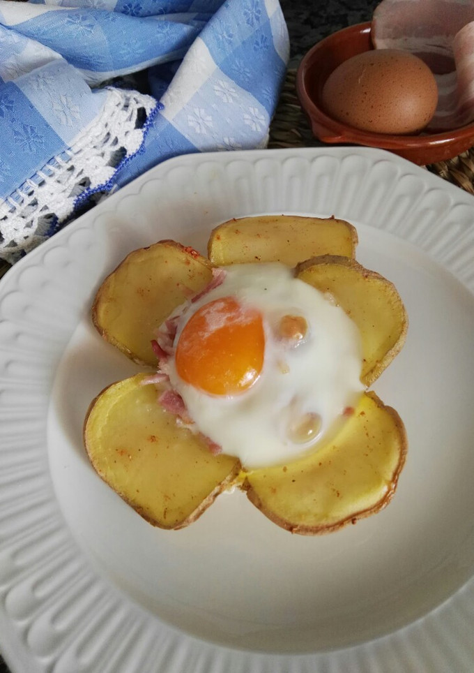 Una foto de Flor de patata con huevo, bacon y queso