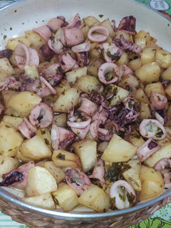 Una foto de Chipirones al ajillo con patatas