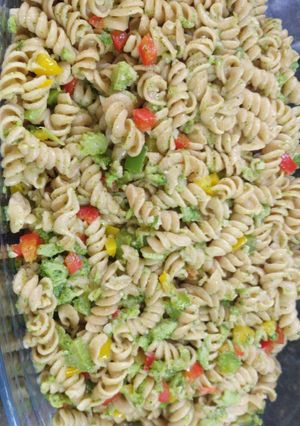 Una foto de Fideo con brócoli