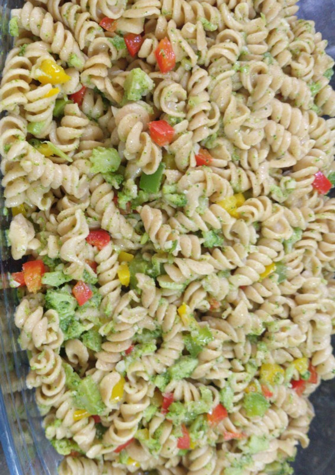 Una foto de Fideo con brócoli