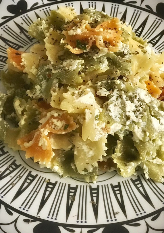 Una foto de Pasta con salsa de ricotta y albahaca