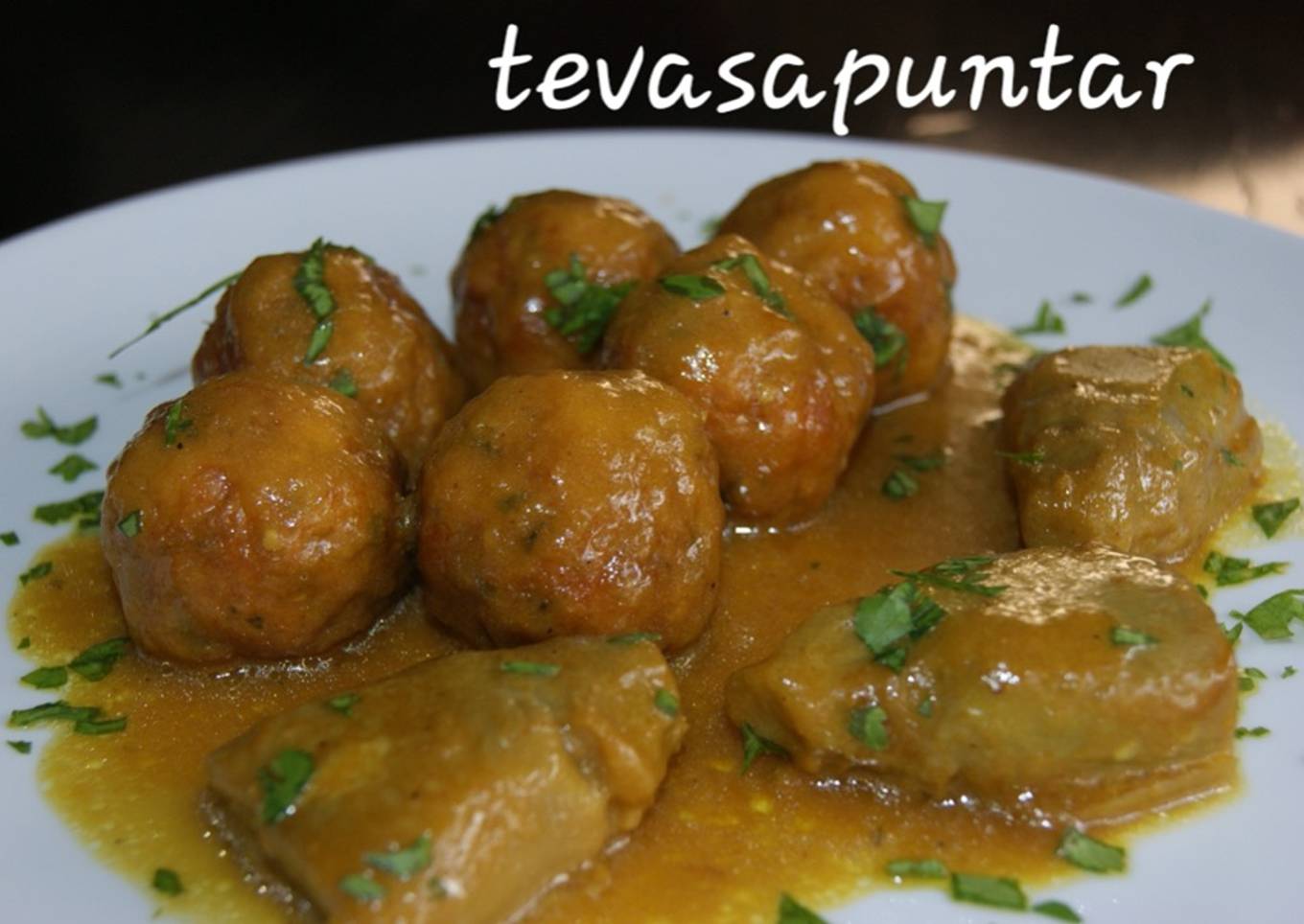 Albóndigas de bacalao con alcachofas