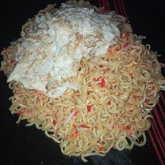 A picture of Indomie with scrambled egg.