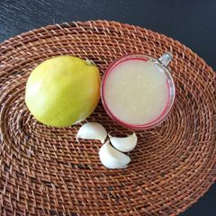 A picture of Lemon, Garlic juice.