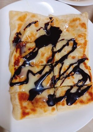 A picture of Thai Banana Egg Pancake (Roti Kluai Khai).
