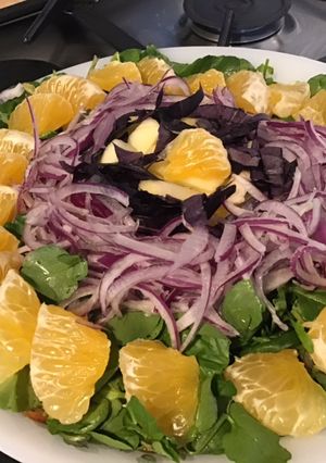 Une photo de Salade de cresson à l'ugli, pomme, oignon rouge et basilic pourpre