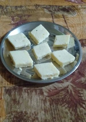 A picture of Khoya barfi.