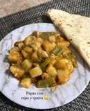Papas con rajas y queso