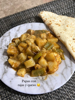 Una foto de Papas con rajas y queso