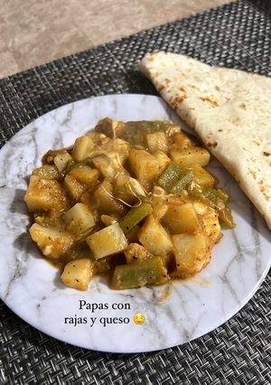 Una foto de Papas con rajas y queso