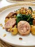 Espinacas frescas con uva caramelizada y salchicha criolla dorada