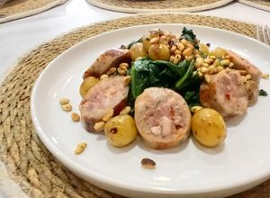 Una foto de Espinacas frescas con uva caramelizada y salchicha criolla dorada