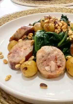 Una foto de Espinacas frescas con uva caramelizada y salchicha criolla dorada