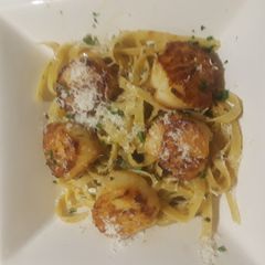 A picture of Lemon butter scallops.