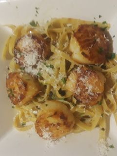 A picture of Lemon butter scallops.