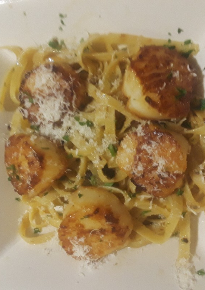 A picture of Lemon butter scallops.