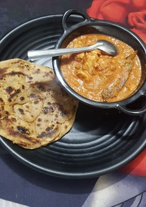 A picture of Shahi paneer with lacha paratha.