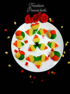 மில்க், பீனட் ட்ரை கலர் கட்லி செய்முறை முக்கிய புகைப்படம்