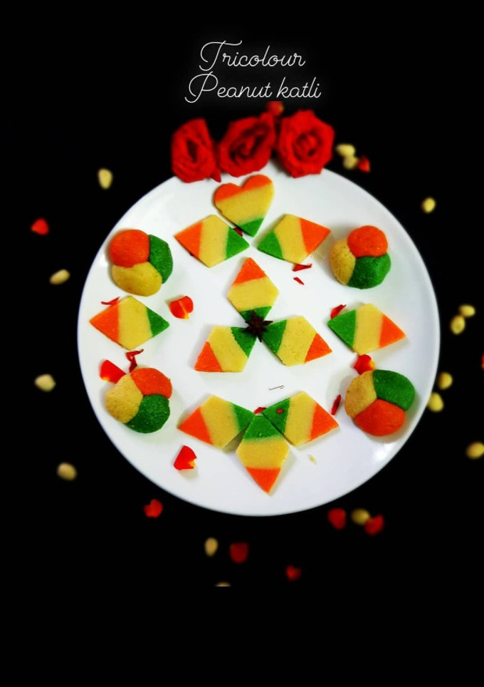 மில்க், பீனட் ட்ரை கலர் கட்லி செய்முறை முக்கிய புகைப்படம்