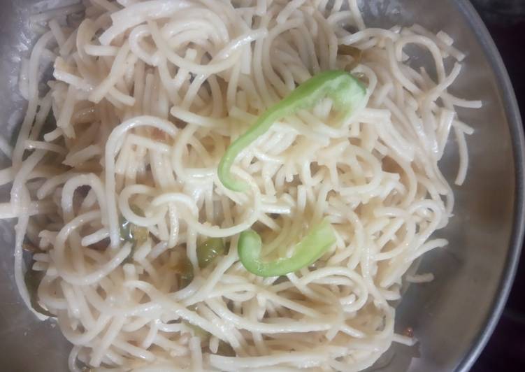 Hakka noodles in microwave
