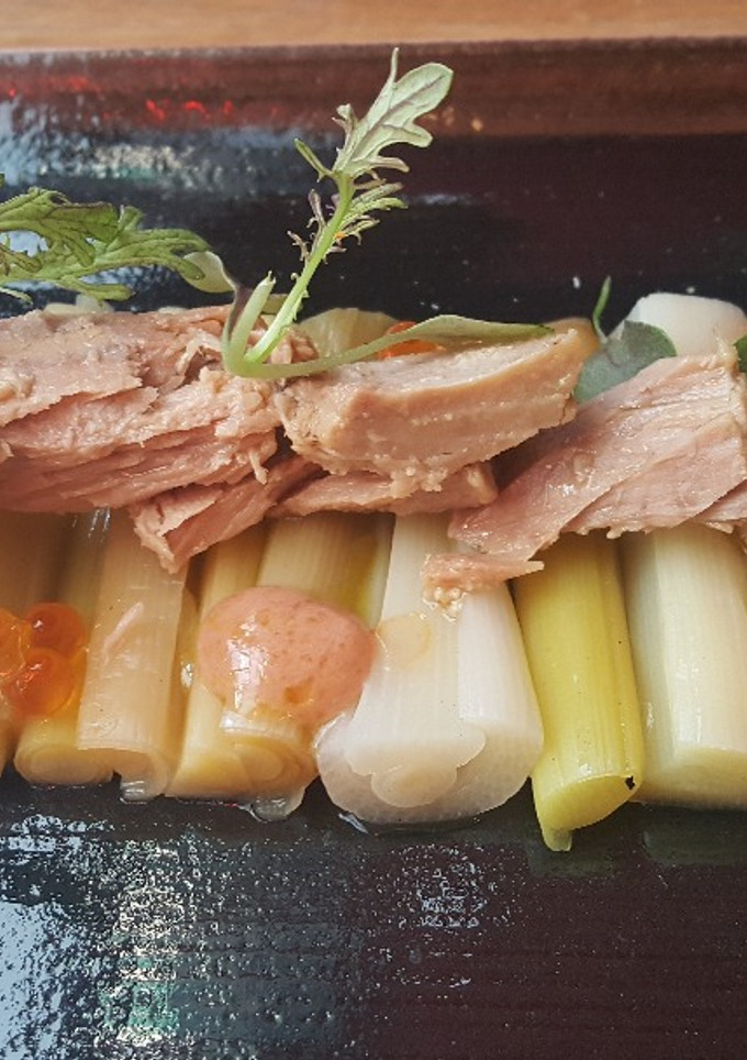 Una foto de Ensalada de puerros y atún