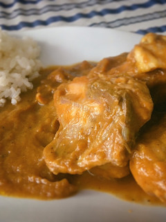 Una foto de Pollo en salsa de calabaza y dátiles