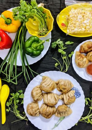 ফ্রাইড ভেজ আটা মোমো সঙ্গে চাটনি (Fried veg atta momo recipe in Bengali) রেসিপির প্রধান ছবি