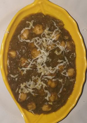 A picture of Palaak shola (green vegetable with chickpeas).