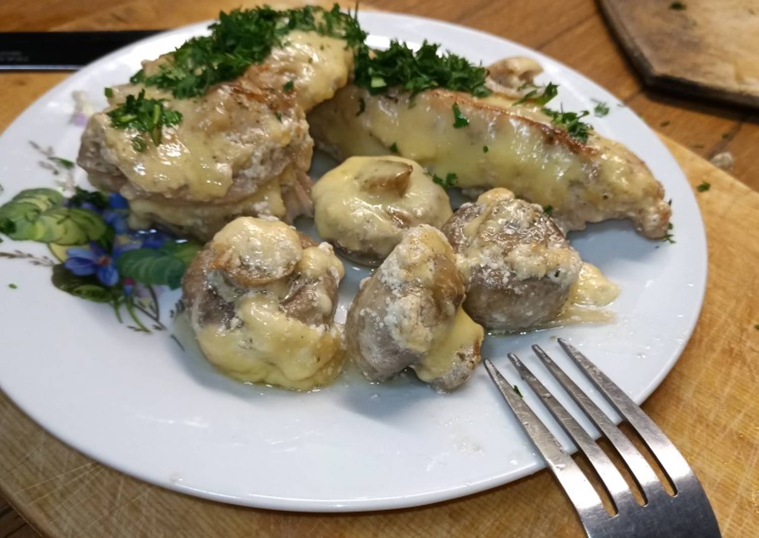 Мясо с грибами в сливочном соусе под сыром