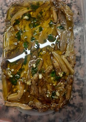 Una foto de "Boquerones veganos" o berenjenas encurtidas