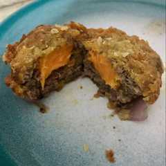 A picture of Hamburguesas con cebolla y queso cheddar.