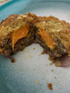 Una foto de Hamburguesas con cebolla y queso cheddar