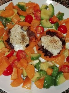 Una foto de Calabaza con cebolla morada, mozzarella y guarnición