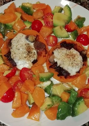 Una foto de Calabaza con cebolla morada, mozzarella y guarnición