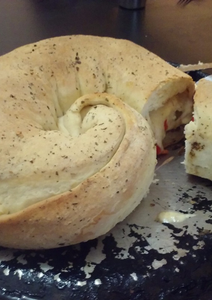 Una foto de Pizza rellena en forma de espiral