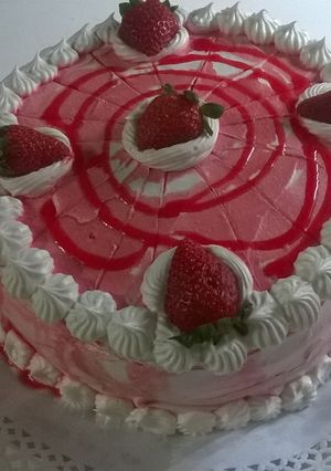 Una foto de Torta de cumpleaños frutillas con crema