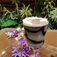 A picture of Cold coffee with chocolate.