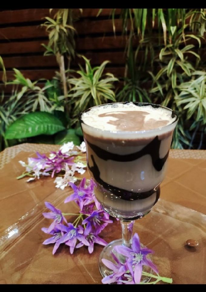 A picture of Cold coffee with chocolate.