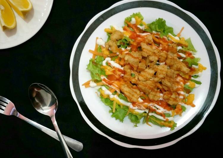 Bagaimana Menyiapkan Crispy Chicken Salad Super Enak