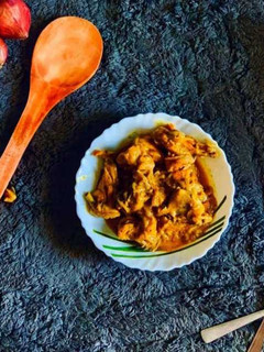 A picture of Doi chicken (curd chicken).