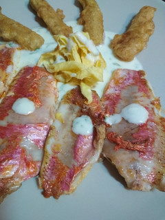 Una foto de Salmonetes a la plancha con salsa de yogurt