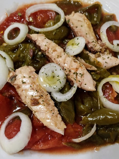 Una foto de Ensalada de tomate de pera en conserva