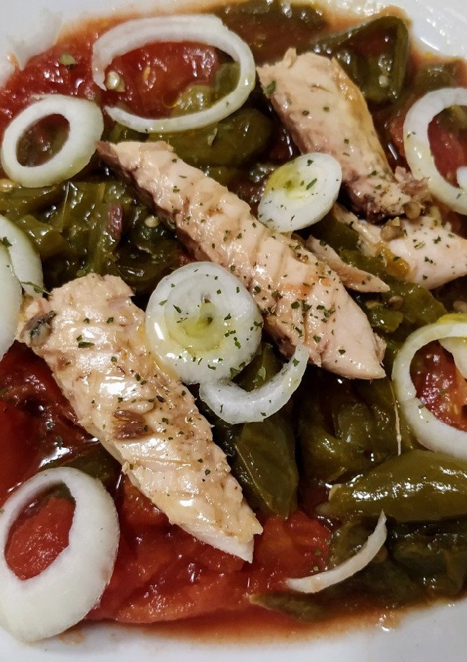Una foto de Ensalada de tomate de pera en conserva