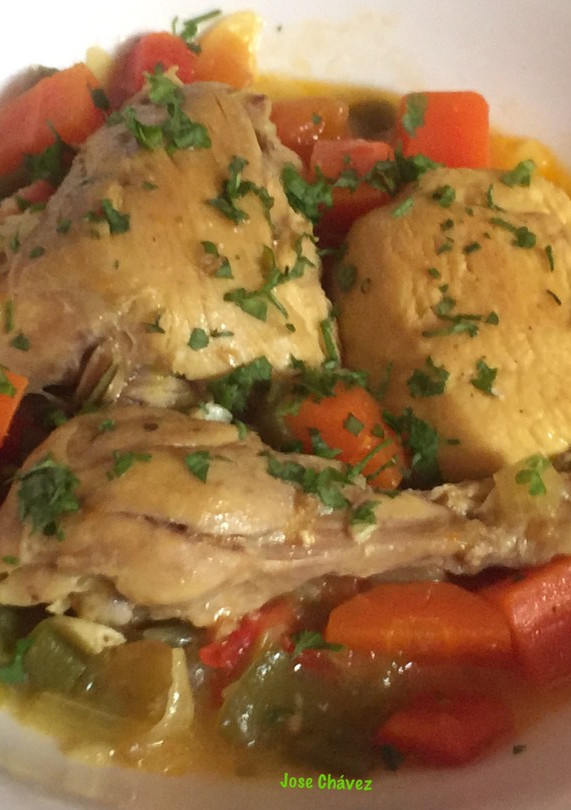 Una foto de Pollo en caldereta