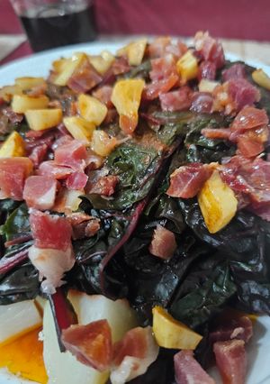 Una foto de Acelgas rojas con jamón