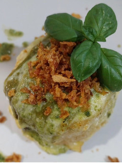 Una foto de Hojaldre de hamburguesa con pimientos verde frito y queso fundido al pesto
