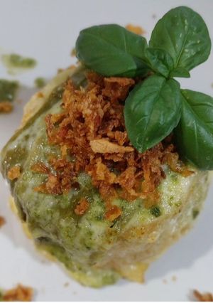 Una foto de Hojaldre de hamburguesa con pimientos verde frito y queso fundido al pesto